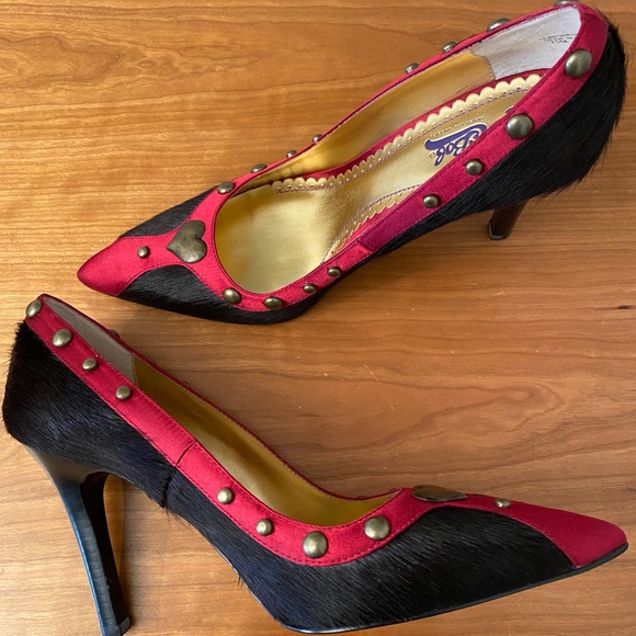 Black leather (“pony hair”) pointy toed high heeled pumps Size 7.5M. - Picture 4 of 11